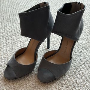 Banana Republic high heeled sandals with rear zipper Size 5 in great condition